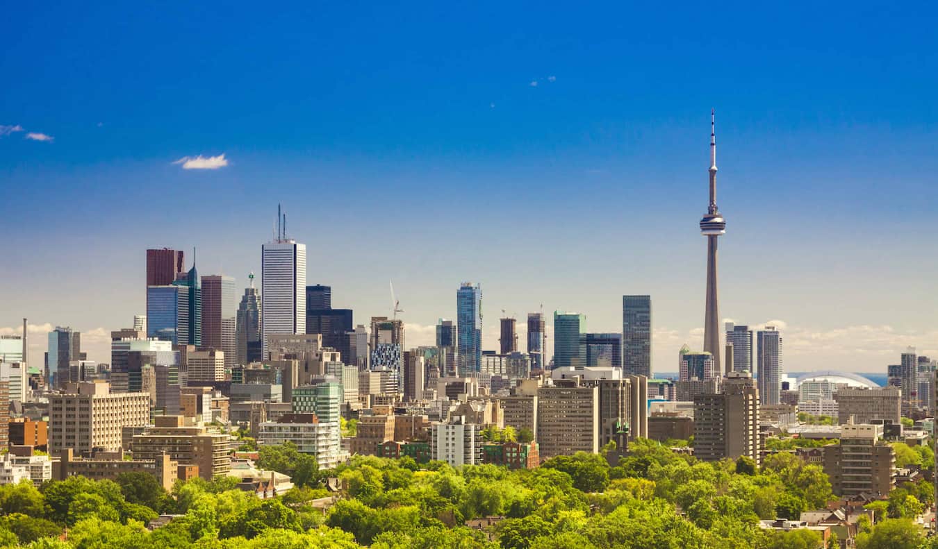 O imponente horizonte de Toronto, Canadá, em um dia de verão brilhante e ensolarado.