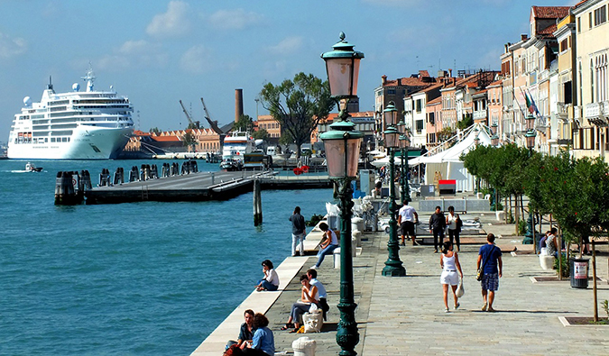 Navio de cruzeiros esperando no porto de Veneza