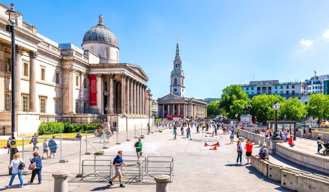 Galeria Nacional de Arte em Londres com pessoas andando na rua no verão na Trafalgar Square