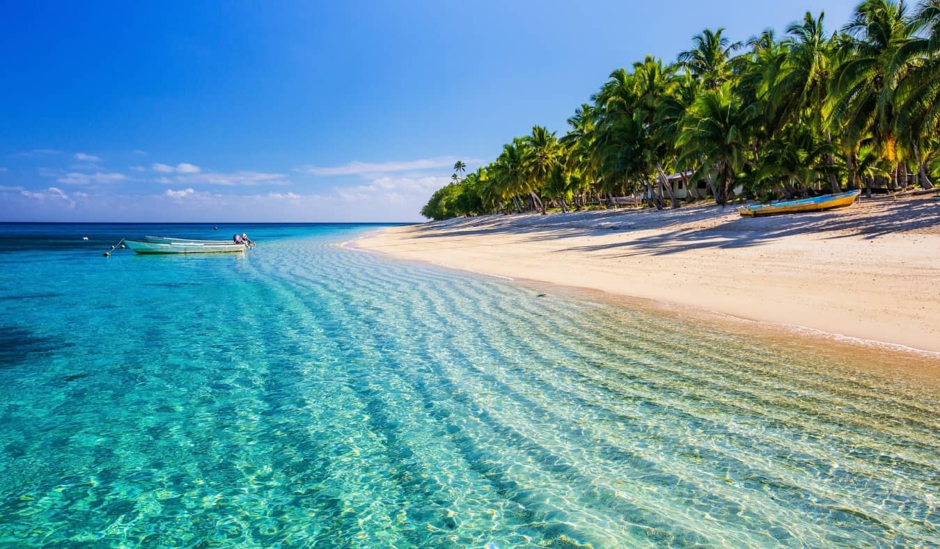 Magnificent Fiji Beach em um dia ensolarado com água cristalina