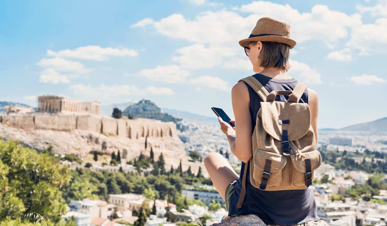 Mulher viajando pela Europa com smartphone