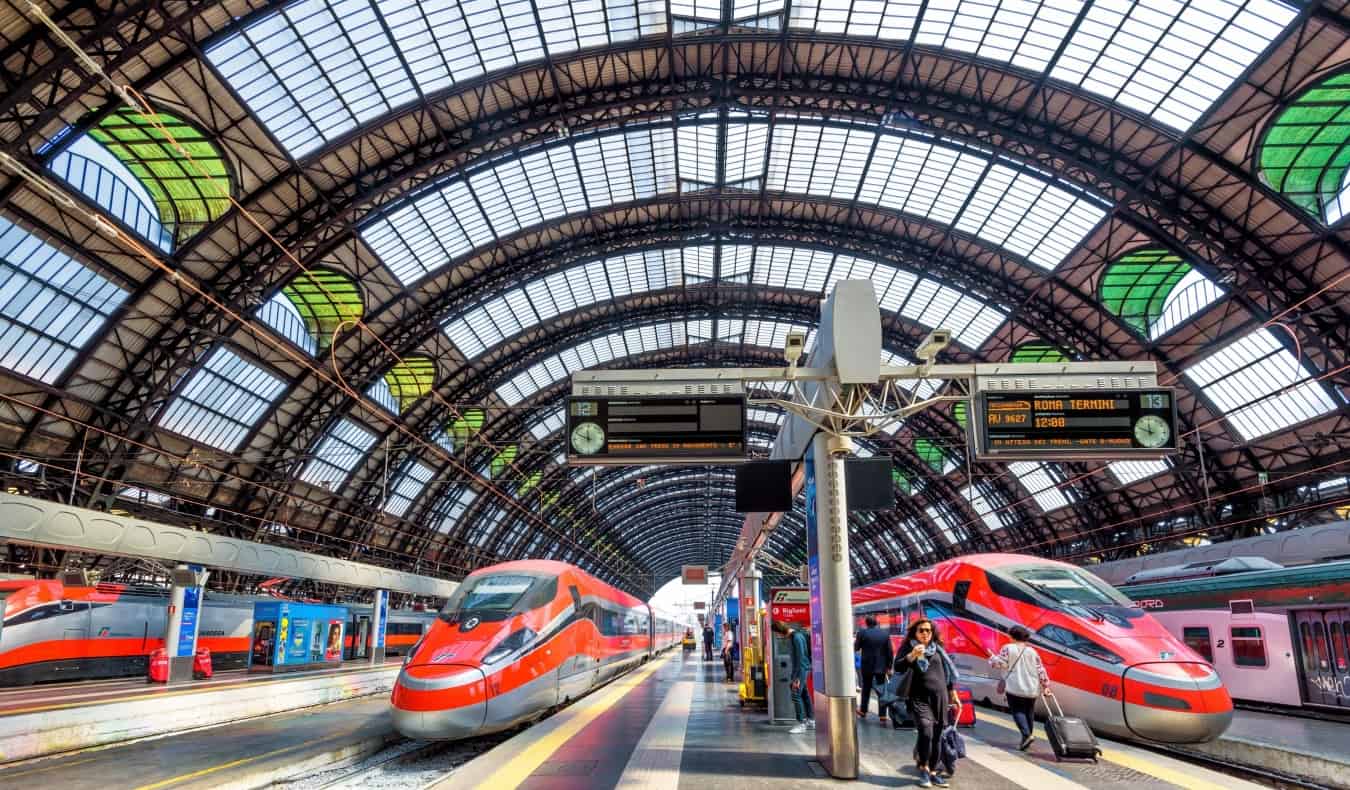Os trens de alta velocidade esperam partida nas plataformas da estação ferroviária em Milão, Itália