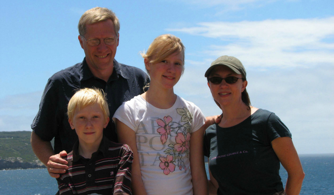 Foto de uma família de blogueiros de um blog sobre ampla família do mundo