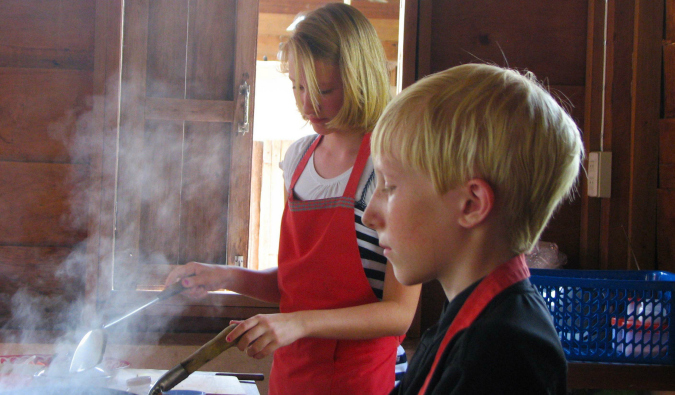 Crianças da ampla família do mundo em uma classe de mestrado culinária