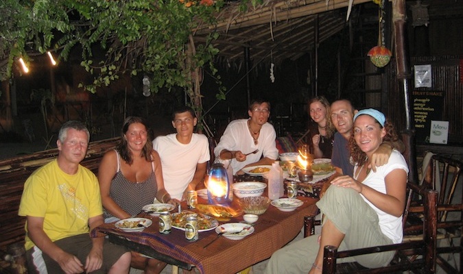 Amigos viajantes comendo juntos em um albergue na Tailândia