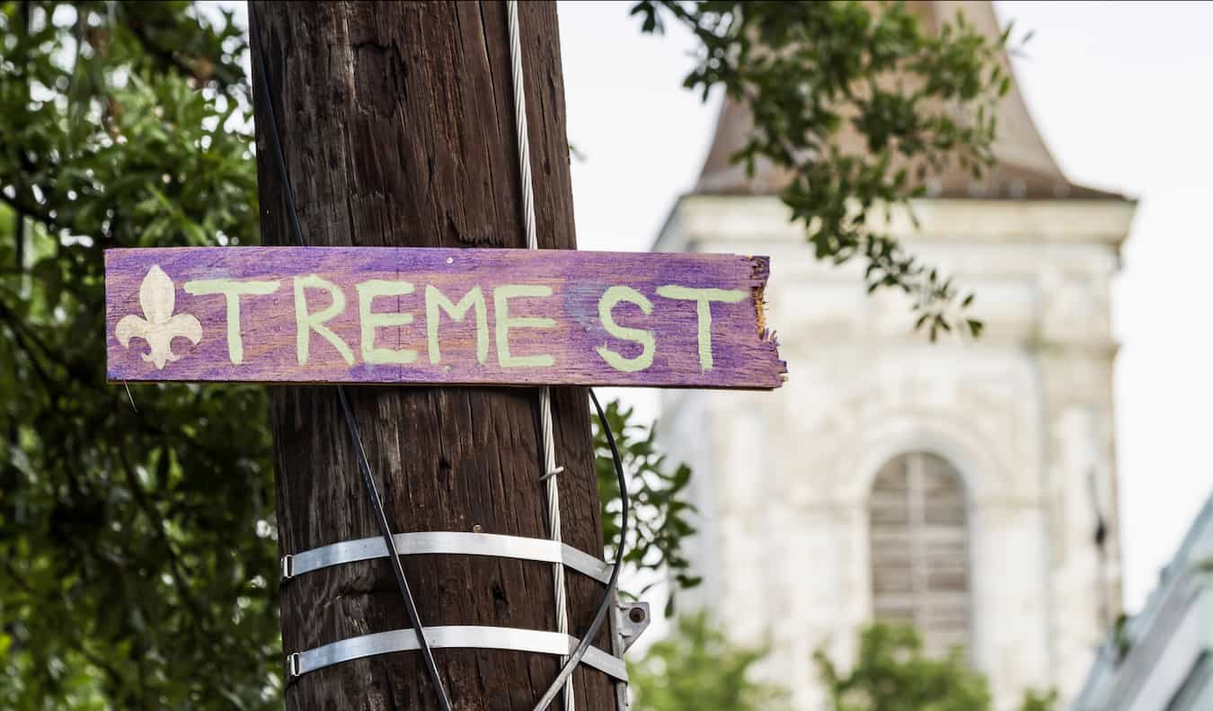 Um pequeno sinal artesanal na área de três em Nova Orleans, EUA