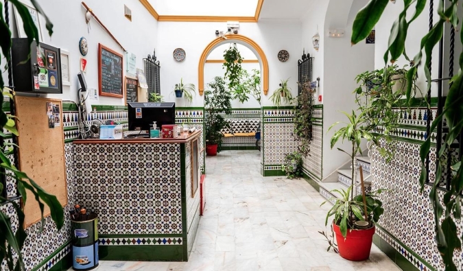 Posca tradicional de registro e lobby do Hostel Triana em Sevilha, Espanha