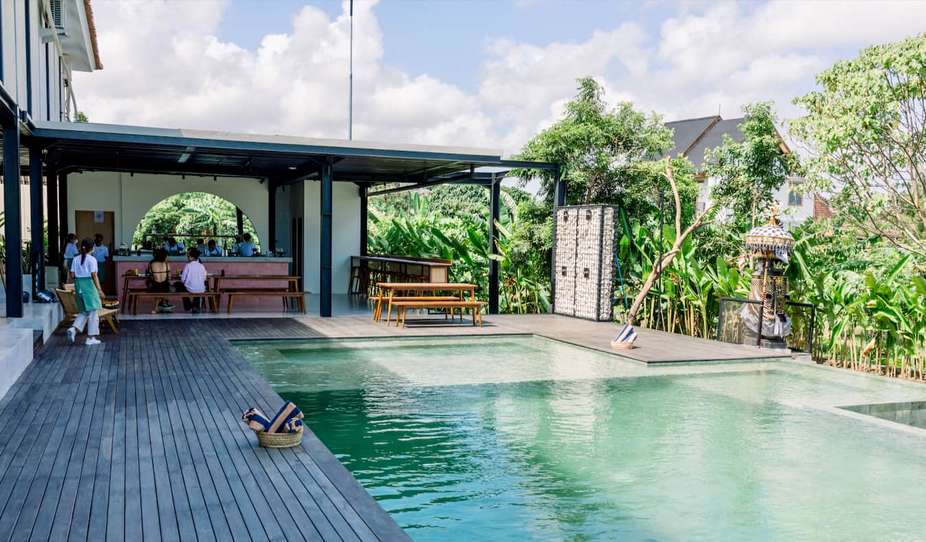 Pessoas aproveitam a piscina do Tribal Bali Hostel