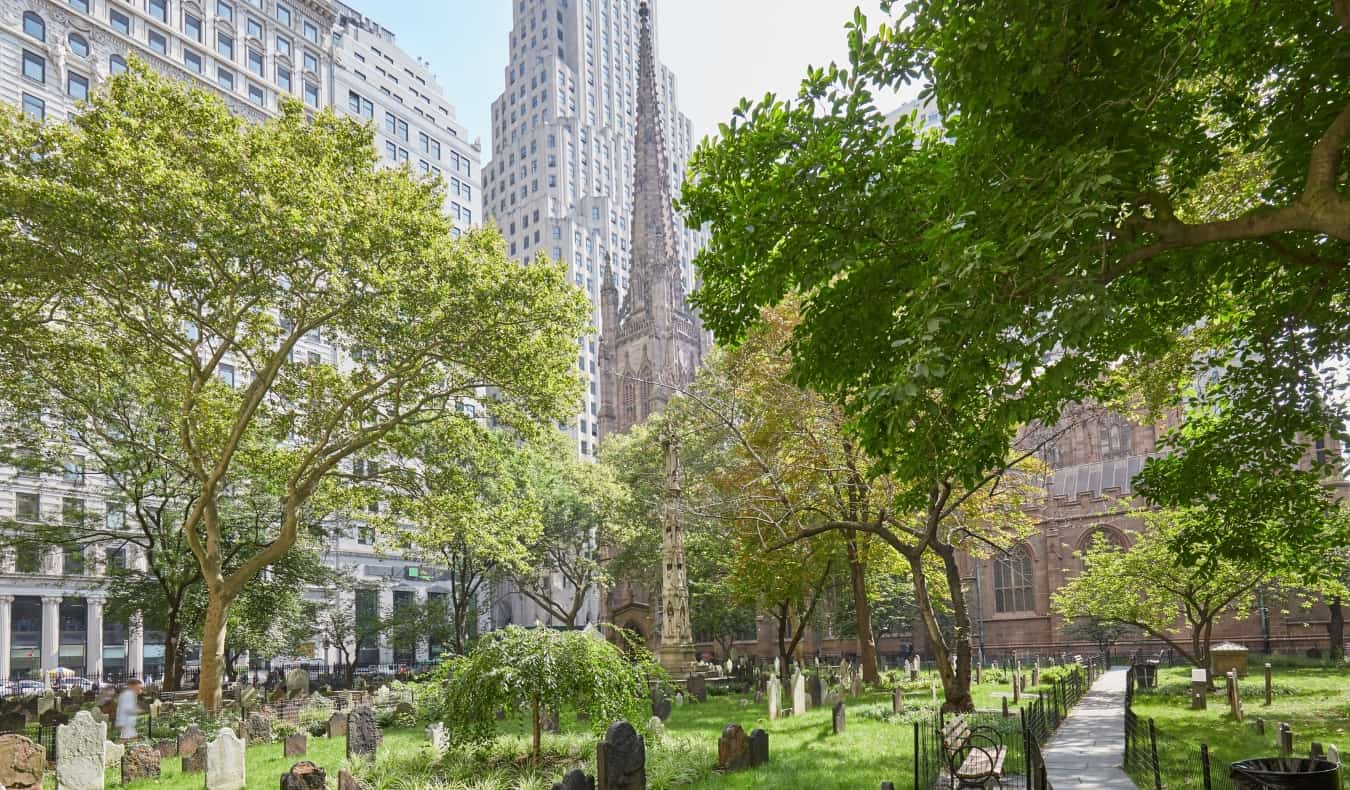Graves antigas nas árvores cercadas por um cemitério perto da Igreja da Trinity em Nova York, EUA