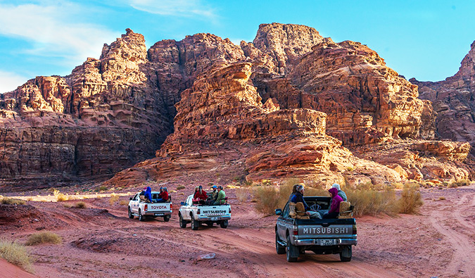 Caminhões passam pelo deserto na Jordânia