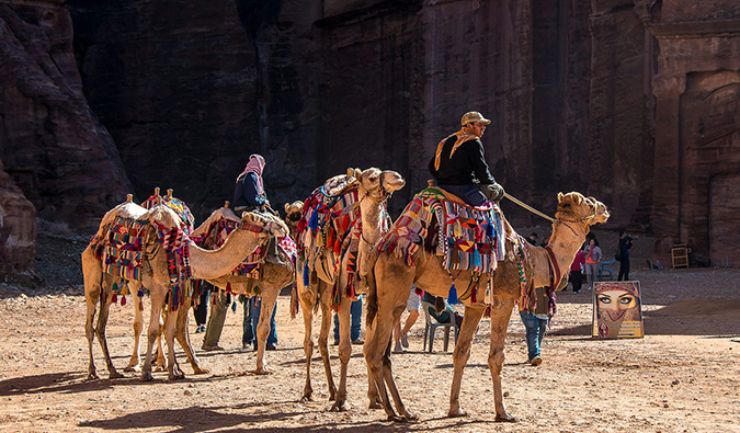 Viajantes andando de camelo em Jorda