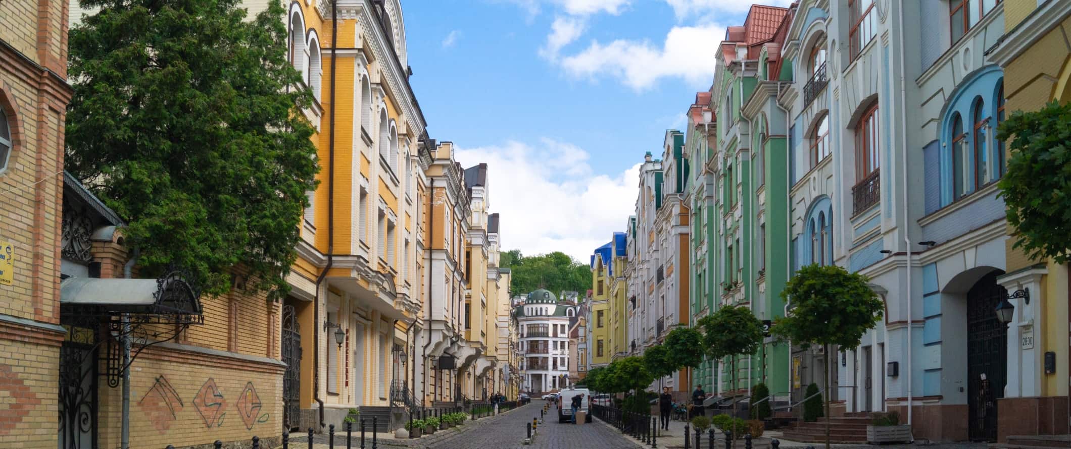 Rua com prédios coloridos e brilhantes em Kiev, Ucrânia