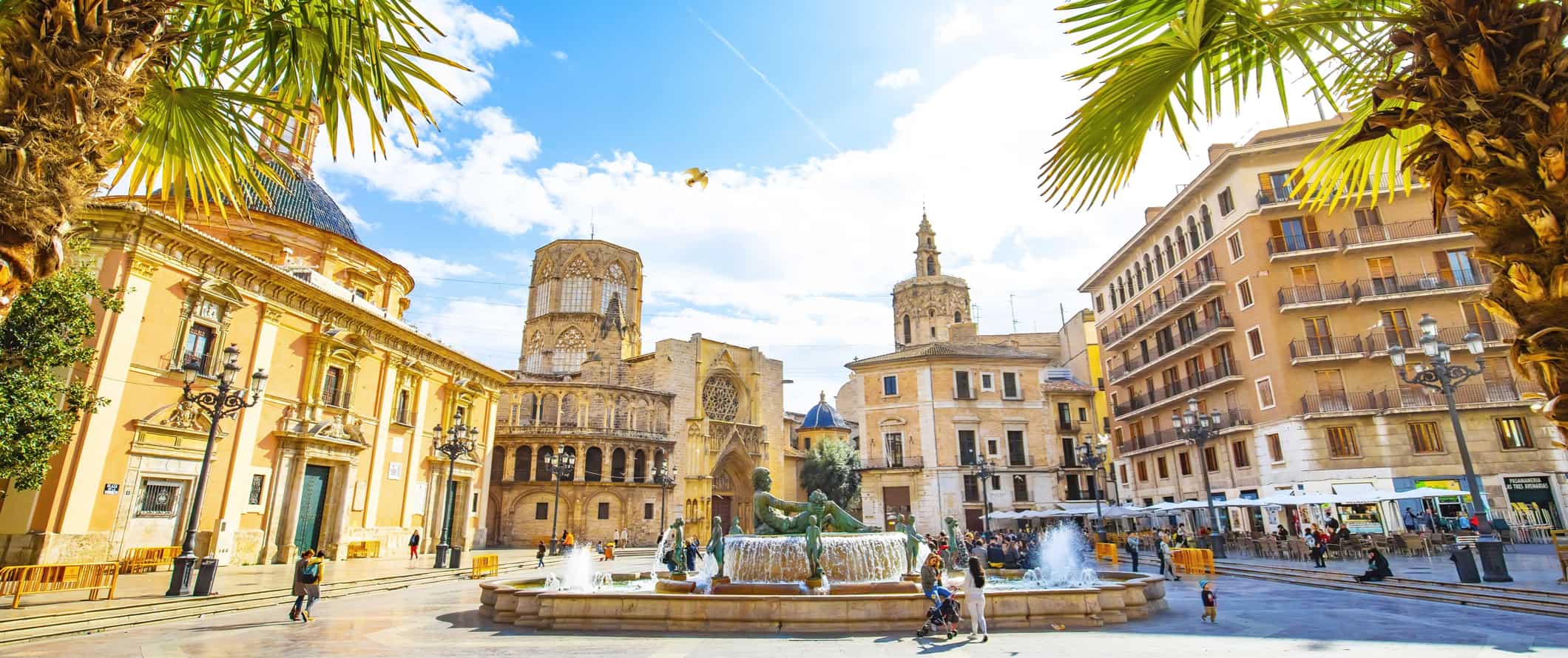 Impressionante arquitetura histórica de Valência, Espanha, com edifícios antigos e uma fonte rodeada de pessoas