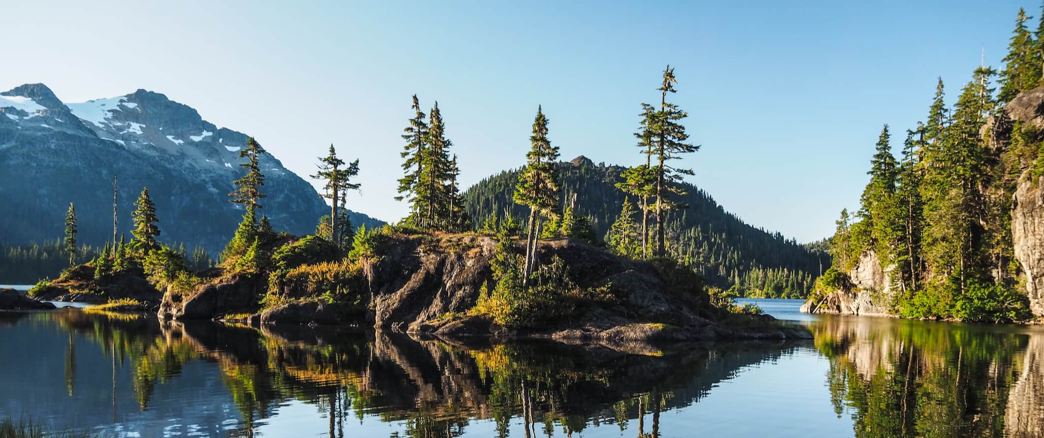 Paisagem florestal deslumbrante ao lado do lago na bela ilha de Vancouver, Canadá