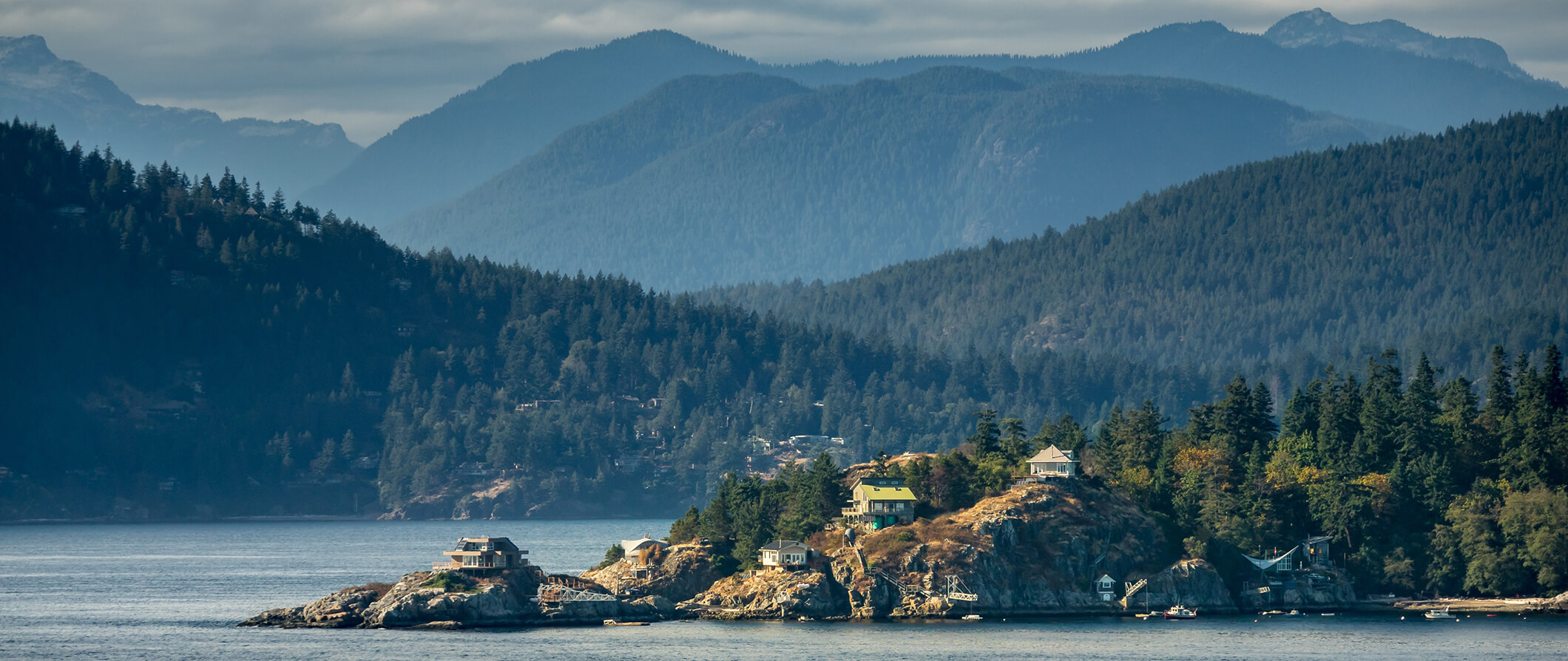 Vista da natureza magnífica e das florestas da ilha de Vancouver, Canadá