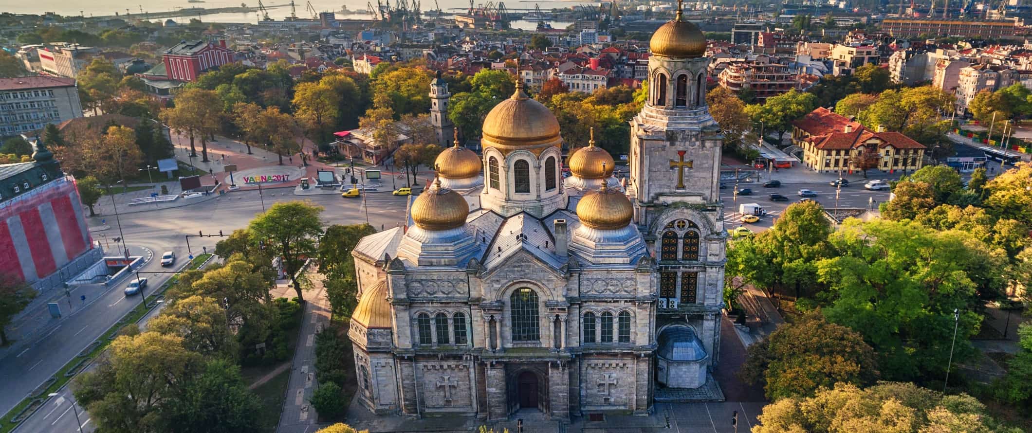 Vista do ar para a catedral da suposição com cúpulas douradas em Varna, Bulgária