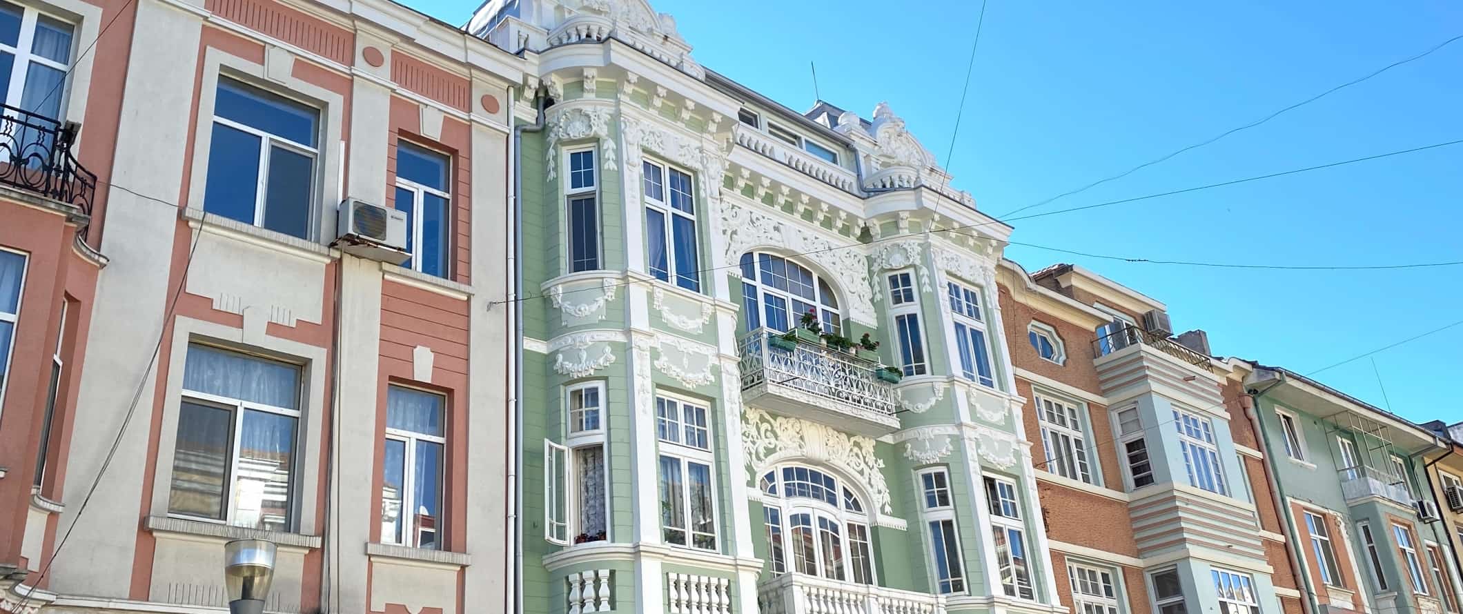 Edifícios históricos em cores pastel em Varna, Bulgária