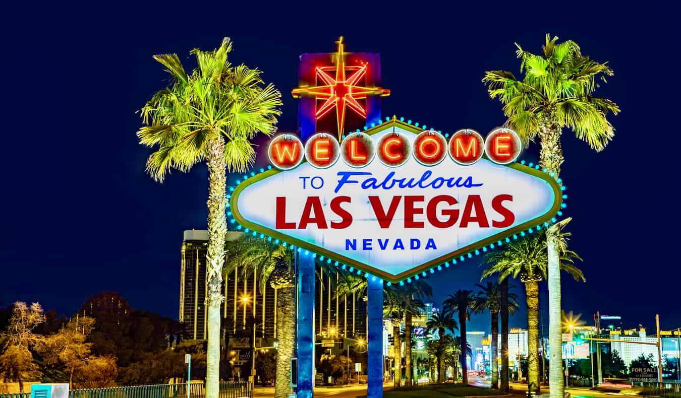 A famosa placa de Vegas, iluminada à noite em Las Vegas, EUA