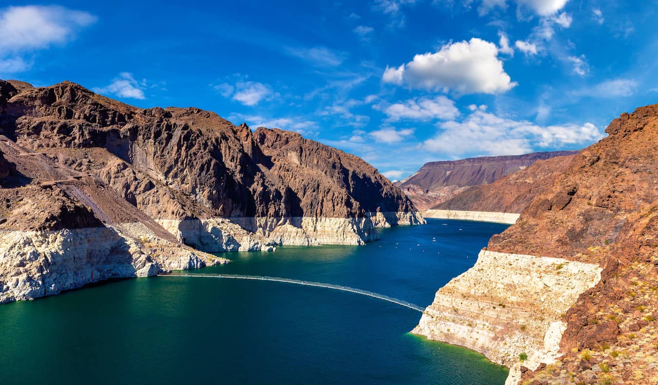 As águas em retirada de Lake Med ao lado das barragens de Hoover e Las Vegas, Nevada