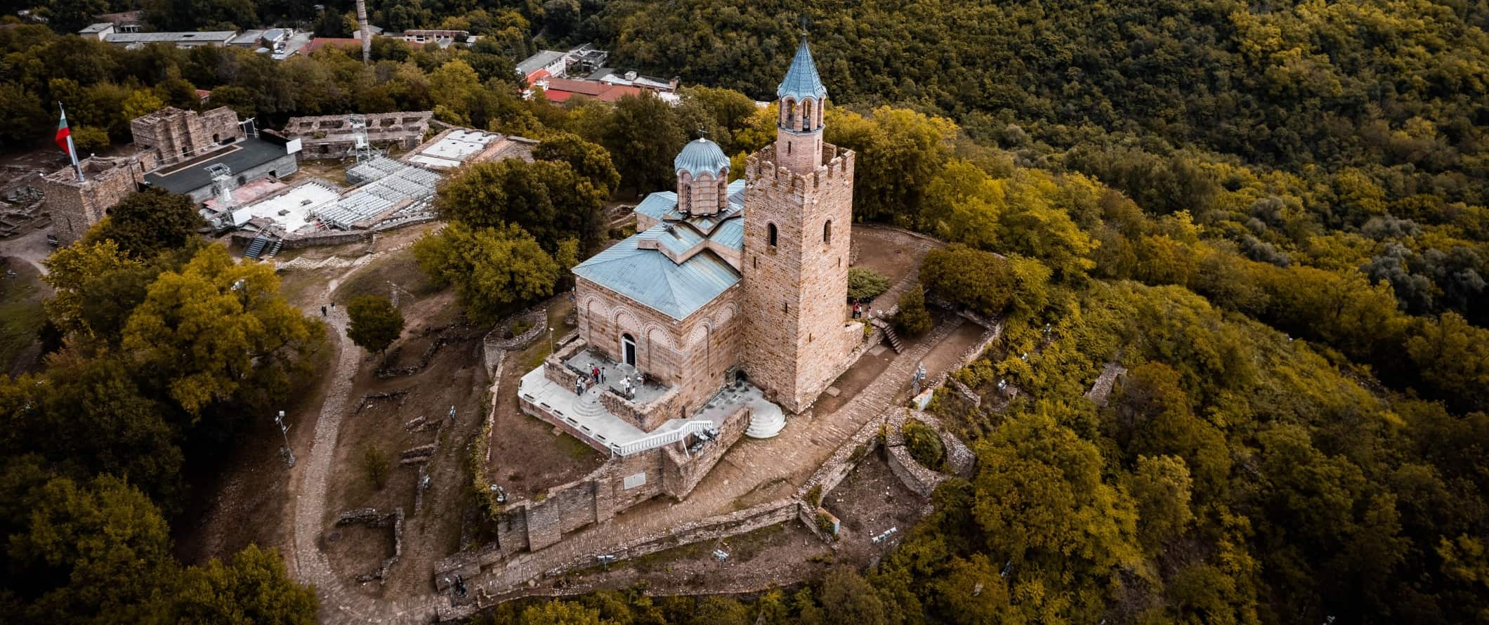 Vista de drone da igreja na fortaleza de Tsarevets, perto de Veliko Tarnovo, Bulgária