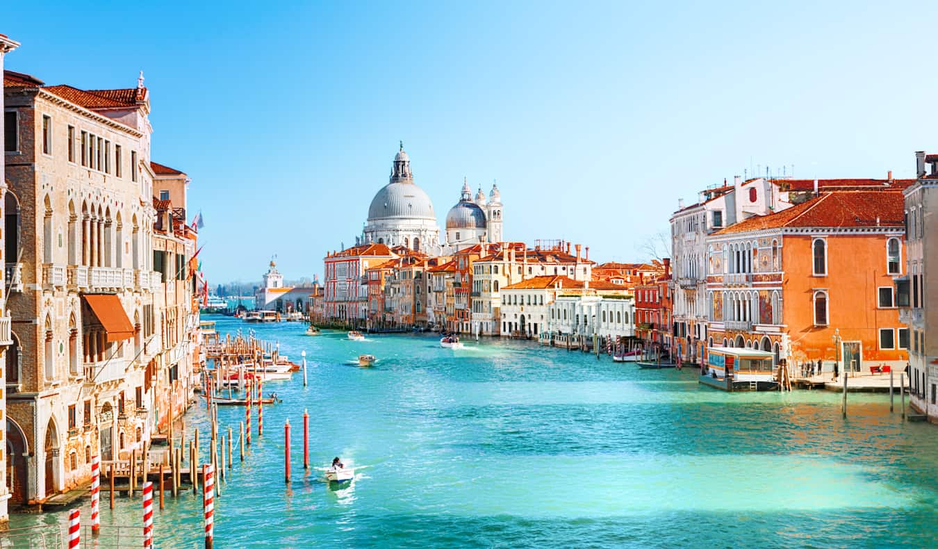 O ar do ar para Veneza, Itália, com barcos flutuando pelos canais.