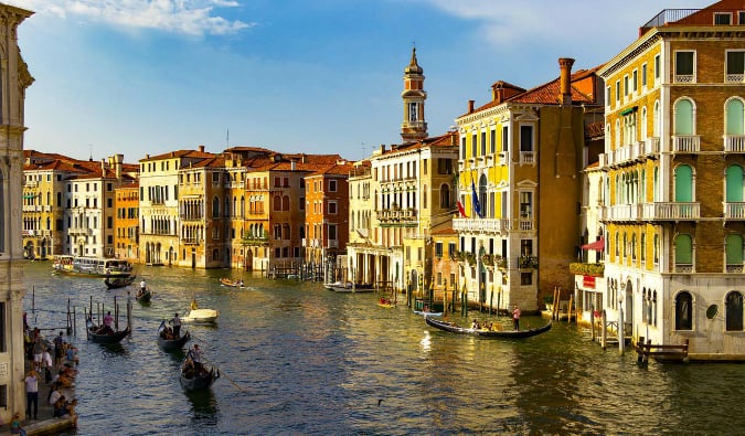 Canais de enrolamento e edifícios coloridos de Veneza, Itália
