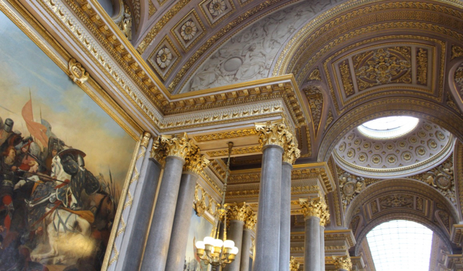 Interior luxuoso do Palácio Histórico de Versalhes na França