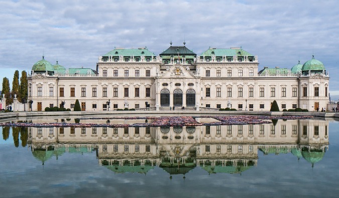 Enorme palácio belveder em Viena, Áustria, como pode ser visto do outro lado da lagoa