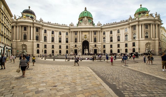 Palácio Imperial em Viena, Áustria, cercado por pessoas de caminhar