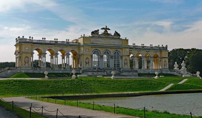 Palácio Histórico Schonbrunn em Viena, Áustria, em um dia ensolarado brilhante
