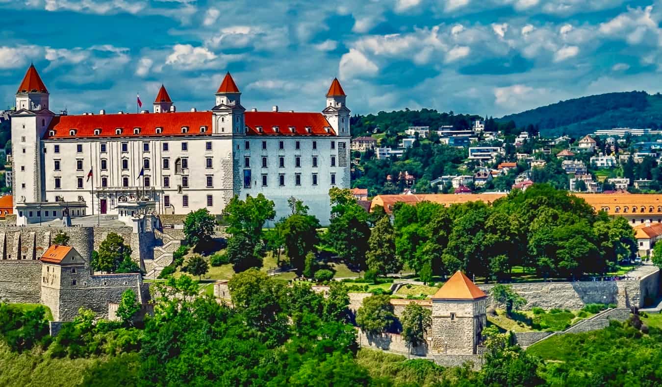 Enorme e velho castelo em Bratislava, Eslováquia, no verão
