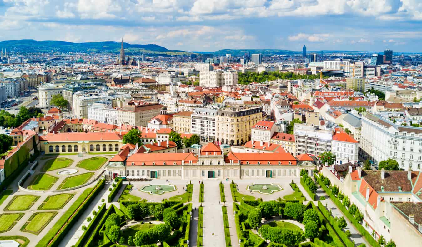 Vista panorâmica da deslumbrante Viena, Áustria, num dia de verão brilhante e ensolarado
