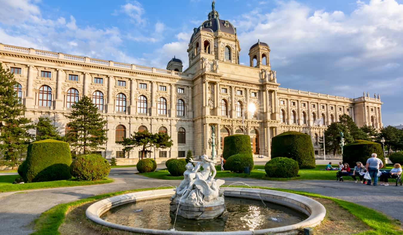 Museu de Belas Artes, um enorme edifício histórico, em Viena, Áustria