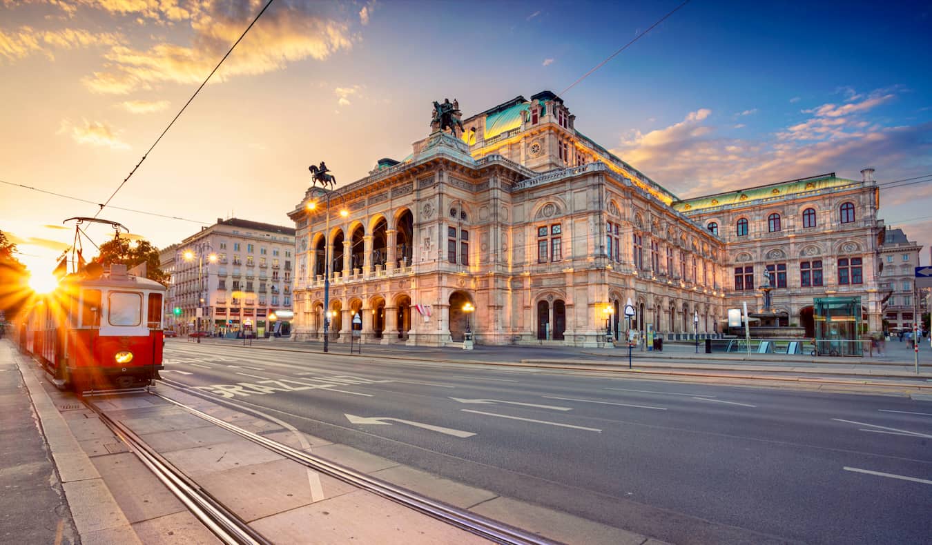 Belo edifício da Ópera Estatal de Viena, em Viena, Áustria
