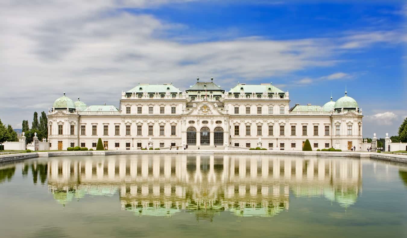 Um dos muitos enormes palácios históricos na deslumbrante Viena, Áustria