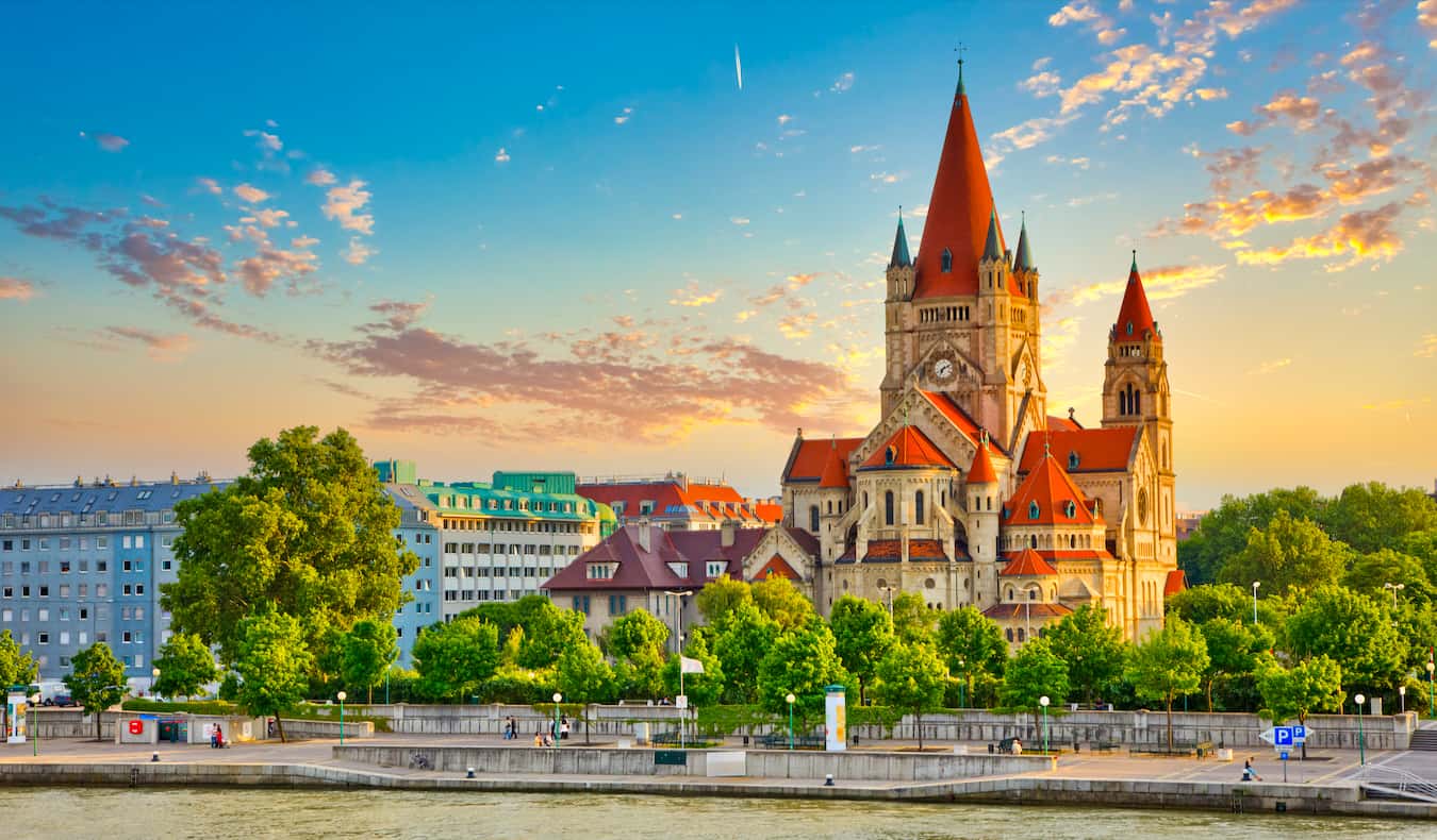 Grande igreja colorida em Viena, Áustria