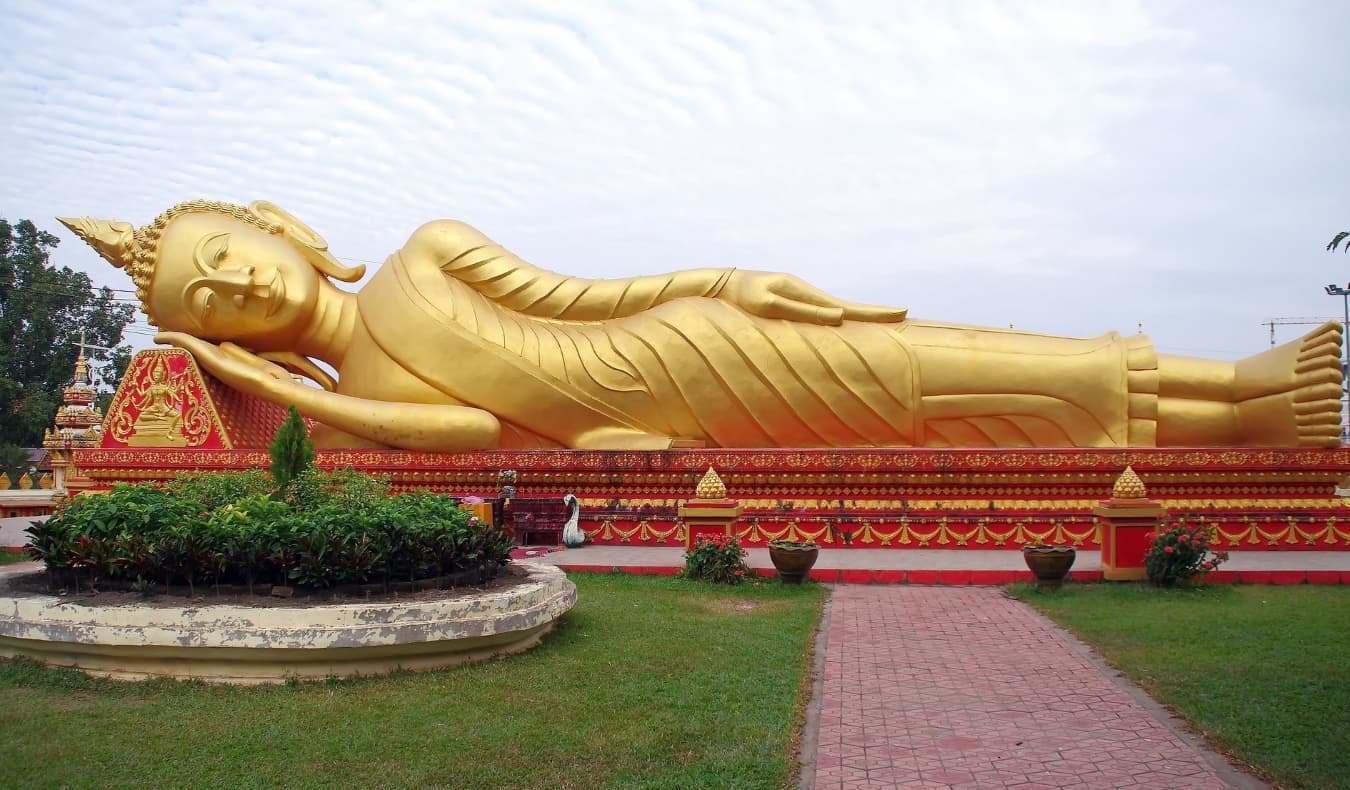 Buda dourada deitada em Ventiana, Laos