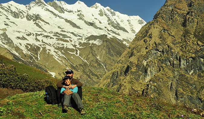 Vikram e Ishwinder de Vazio Rusacks sentam-se juntos em uma colina perto das montanhas cobertas de neve