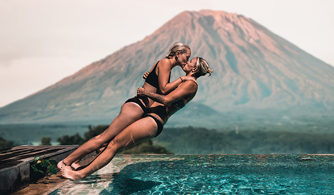Charlotte e Natalie mergulham em uma piscina em frente a um vulcão em Bali