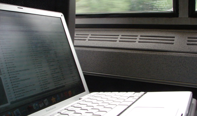 Laptop durante uma viagem de um dia de trem para o exterior