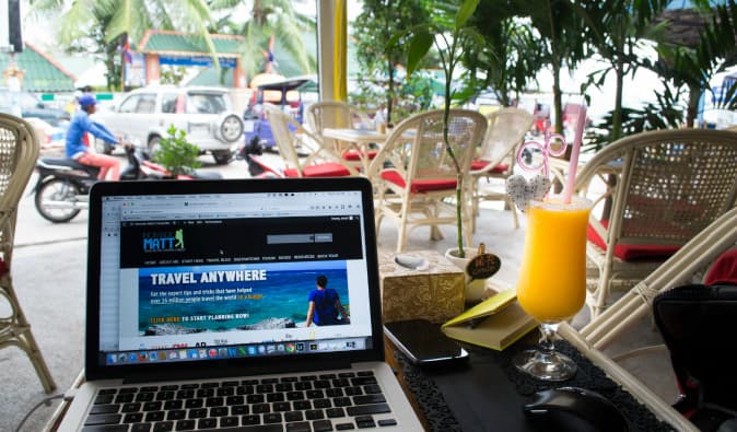 Nomad Matt, trabalhando remotamente de um laptop no local no exterior no Camboja Tropical