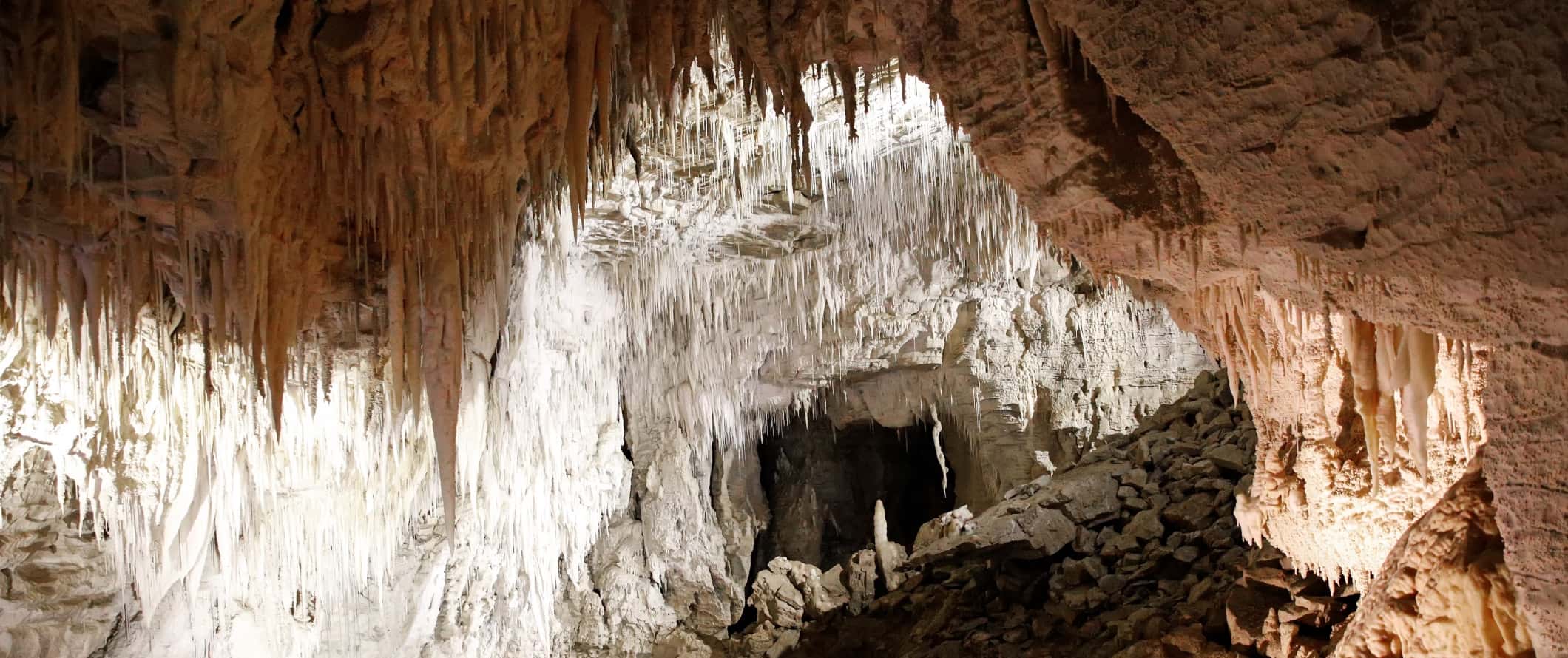 O fechamento de estelaglatitos e estalagmites em cavernas rochosas em Whitomo, Nova Zelândia.