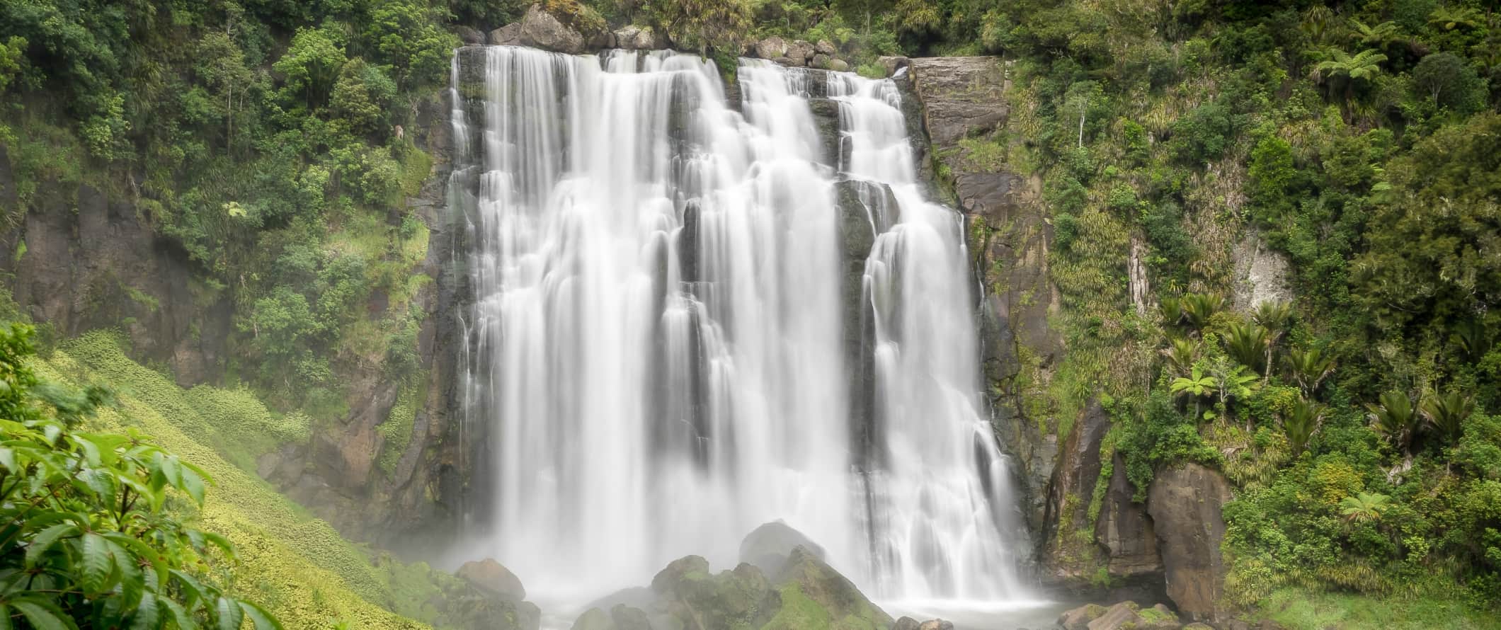 Morokopa Waterfall, Cachoeira em Whitomo, Nova Zelândia.