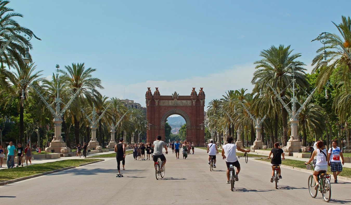 Um amplo caminho cheio de moradores locais que gostam do verão em Barcelona