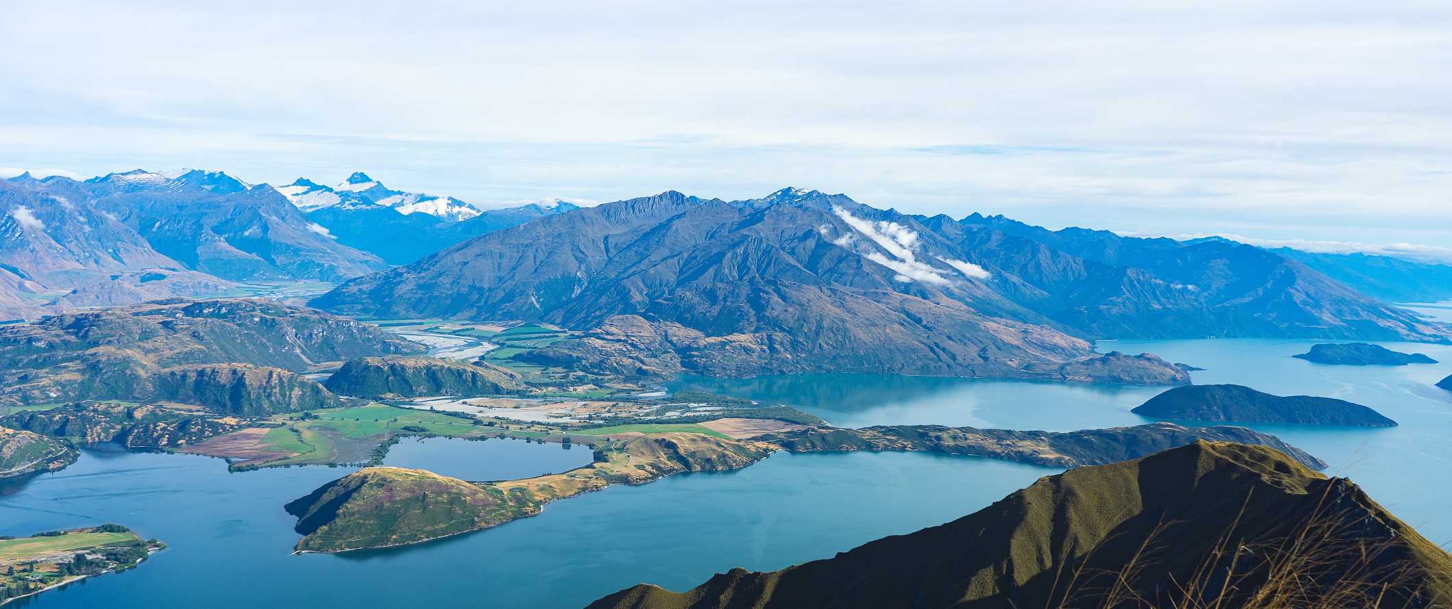 A famosa montanha Royce Peak em primeiro plano, montanhas e lagos atrás dela em Wanaka, Nova Zelândia