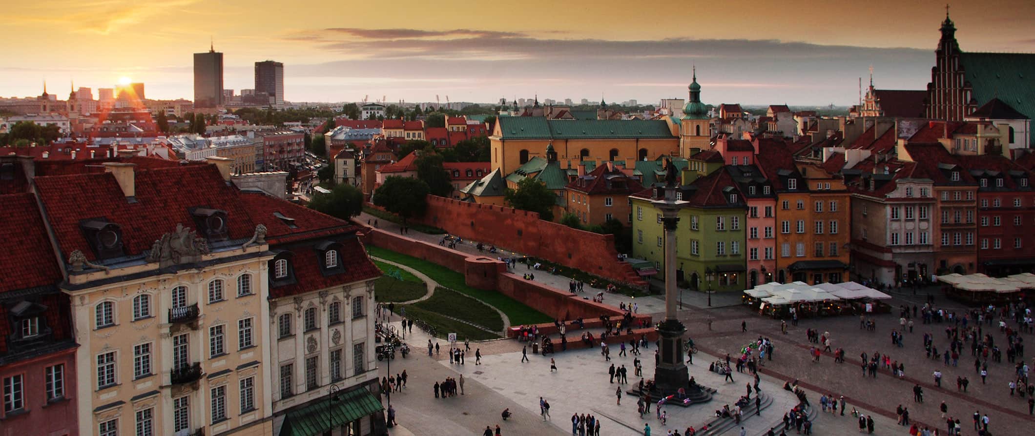 Vista do pôr do sol, com vista para a histórica Velha Cidade de Varsóvia, Polônia