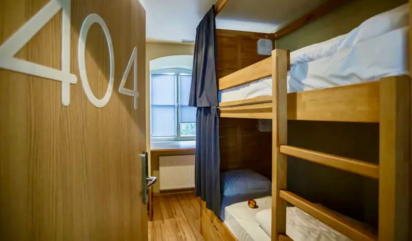 Um dos dormitórios aconchegantes com beliches do Safestay Hostel em Varsóvia, Polônia