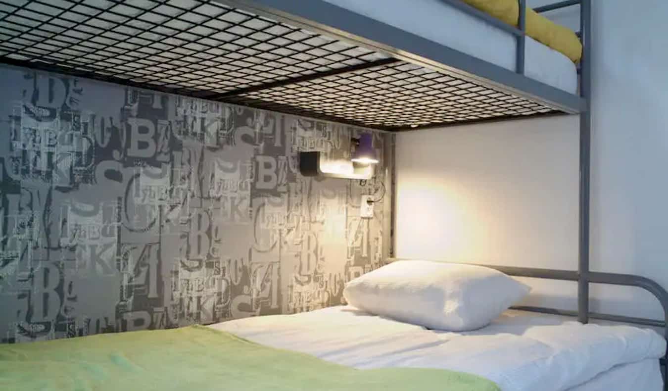 Cama pequena em dormitório no Hostel Lwowska 11 em Varsóvia, Polônia