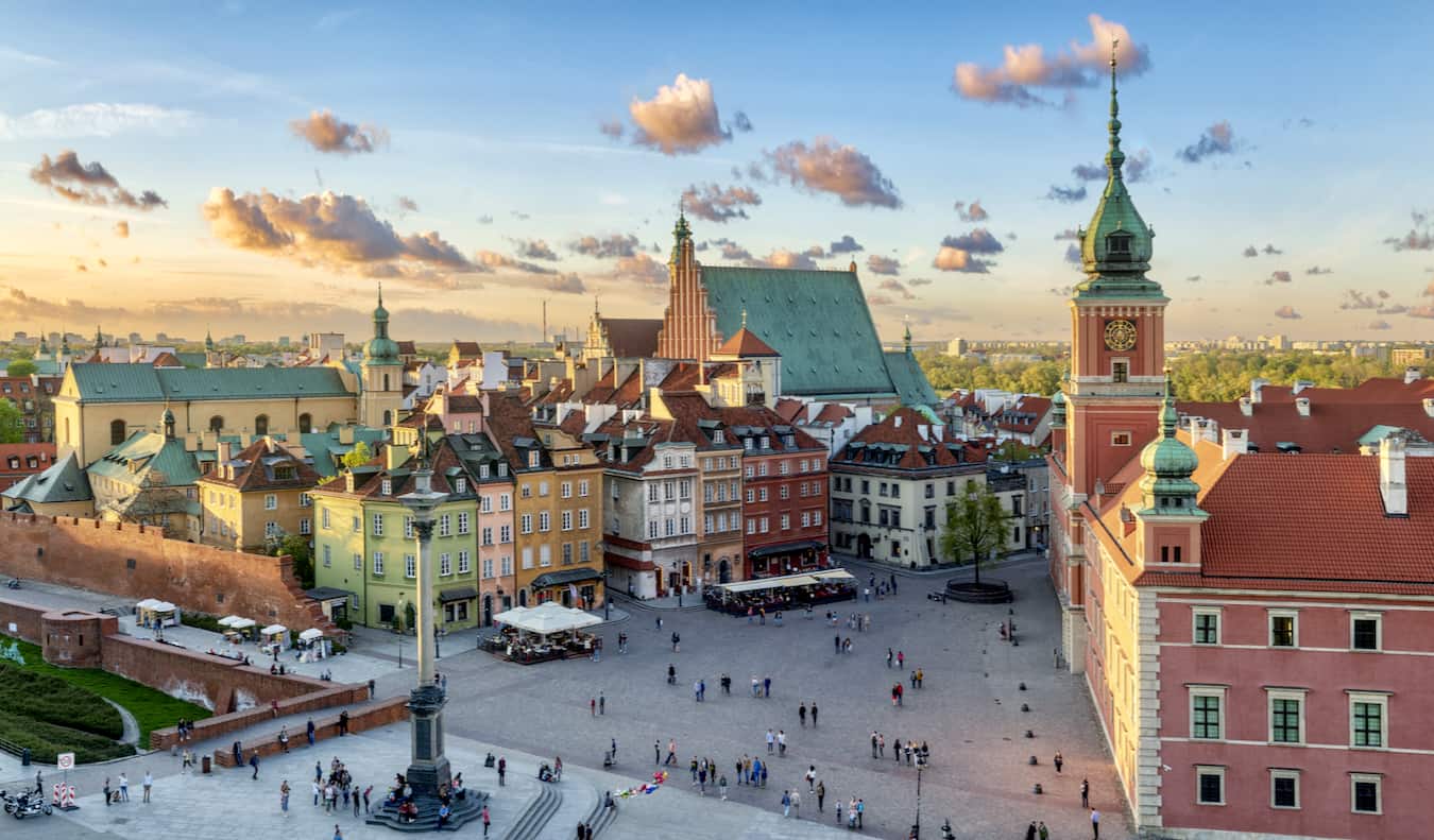 Charmosa cidade velha de Varsóvia, Polônia, com muitos edifícios históricos e igrejas