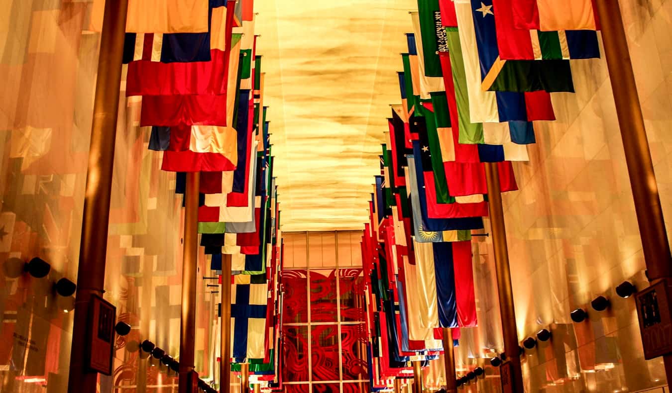 Bandeiras dentro do Kennedy Construction Arts Center, em Washington, o Distrito da Colômbia